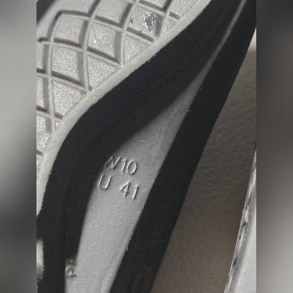 Women's Oofos Oolala Recovery Limited Luxe Champagne Gold, Size 10 - Picture 5 of 5